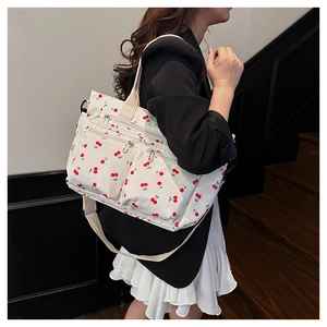 Détail du cabas de style coréen avec motifs cerises rouges et deux poches zippées