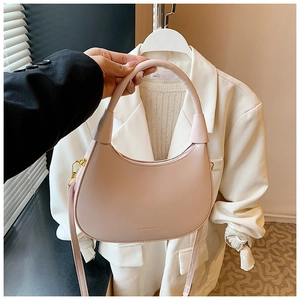 Dettaglio borsa hobo rosa in pelle PU liscia con cerniera dorata e tracolla rimovibile