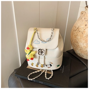 Detailansicht der cremeweißen Beuteltasche mit Entenstickerei und Blumendrehverschluss