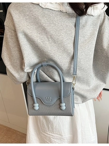 Sac à main bleu gris chic en cuir avec texture tissée et bandoulière pour femme