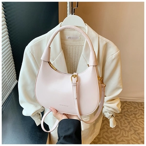 Dettaglio della borsa hobo in pelle PU rosa chiaro con tracolla e fibbia dorata