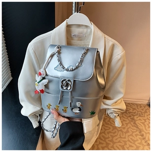 Detail eines silbernen Metall-Rucksacks mit Entenstickerei und schicker Kettenriemen