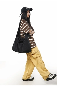 Style d'un grand sac bandoulière noir à cordon avec pantalon cargo jaune et mode décontractée