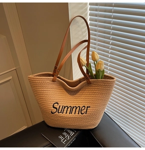 Détail d'un grand sac cabas en paille avec broderie Summer et tulipe à l'intérieur