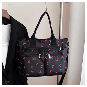 Détails du sac fourre-tout en nylon noir à motif cerises avec doubles poches avant