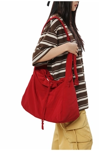 Grand sac à bandoulière en toile rouge avec cordon de serrage et tenue décontractée