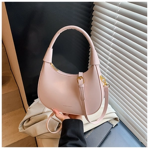 Dettaglio della borsa hobo rosa con trama in pelle PU e fibbia dorata del cinturino