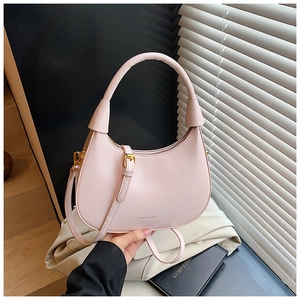 Borsa sottobraccio rosa a mezza luna in pelle liscia con dettagli in metallo oro