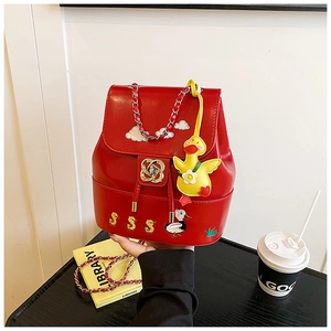 Detail des roten PU-Rucksacks mit Entenstickerei und Blumen-Metallverschluss