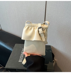 Détail du sac en similicuir grainé blanc crème avec fermeture élégante à bords volantés