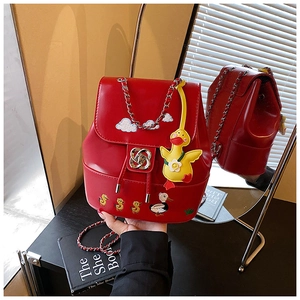 Detailaufnahme des roten Lackleder-Rucksacks mit Entenstickerei und Blumendrehverschluss