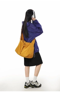 Gros plan détaillé du sac cabas en toile jaune à cordon et grande capacité pour femme