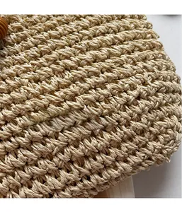 Dettaglio ravvicinato della trama intrecciata tridimensionale di una borsa in paglia