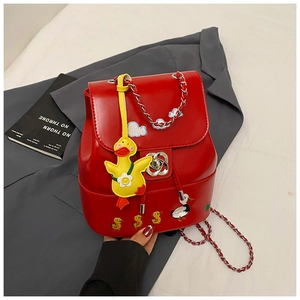 Details des roten Leder-Rucksacks mit Enten-Stickerei und silberner Metall-Kettenriemen