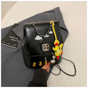 Detail eines schwarzen Lederrucksacks mit bunter Entenstickerei und Blumen-Metalschloss