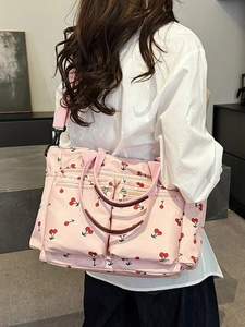 Sac fourre-tout en toile rose avec imprimé cerises, doubles poches et bandoulière réglable