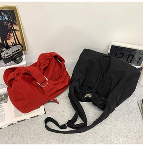 Détails des sacs à bandoulière en nylon rouge et noir avec boucles en anneau argenté