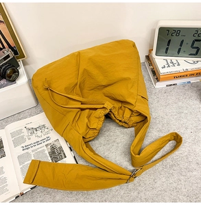 Vue détaillée d'un sac à bandoulière jaune avec cordon de serrage en nylon léger de qualité