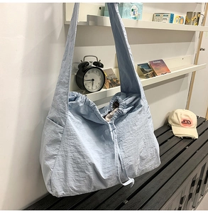 Détail du sac à cordon bleu clair avec tissu en nylon texturé et poche latérale