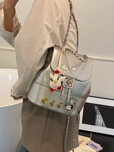 Silberner Mini-Rucksack mit Wolken- und Entenbestickung und stilvollem Kettenriemen