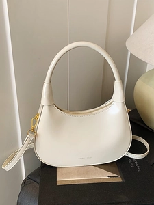 Elegante borsa a mezzaluna bianco crema in pelle con fibbia dorata e tracolla