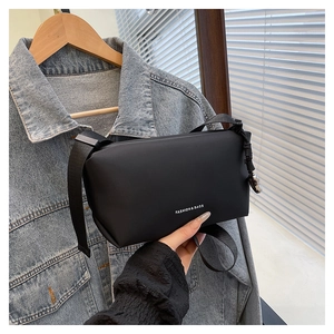 Gros plan sur le sac bandoulière noir minimaliste avec imprimé Fashion et cordon tressé