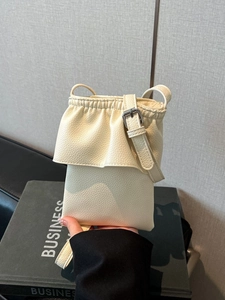 Petit sac seau bandoulière blanc crème avec bords à volants et texture cuir grainé