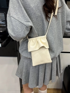Sac bandoulière crème avec rabat à volants et texture grainée pour femmes