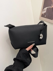 Sac Bandoulière en Nylon pour Femmes Minimaliste Impression de Lettres Petit Sac Carré avec Charme en Métal Noir Sac Décontracté Quotidien