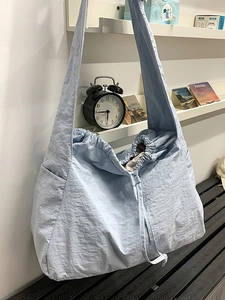 Sac fourre-tout bleu clair avec cordon de serrage et large bandoulière, grande capacité