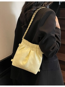 Sac à bandoulière matelassé jaune pâle avec chaîne et finition brillante style seau
