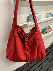 Sac bandoulière rouge en nylon à grande capacité avec cordon pour le quotidien