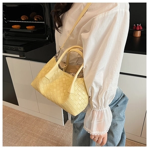 Sac seau jaune clair tressé en cuir PU avec détails de bandoulière et poignées fixes