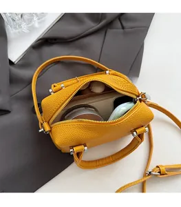 Vue intérieure du sac Boston en cuir jaune montrant un grand espace de rangement quotidien