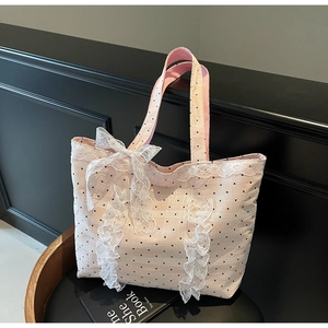 Vue détaillée du sac cabas rose à pois avec bordure en dentelle blanche et nœuds 3D