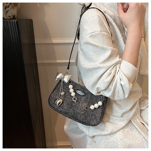 Détails du tissu pailleté gris foncé avec nœud argenté et breloque en perles de luxe