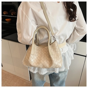 Sac seau en cuir tressé beige porté en bandoulière avec bandoulière amovible et poignée