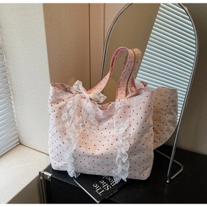 Vue détaillée du sac cabas rose à pois avec bordure en dentelle et grand nœud