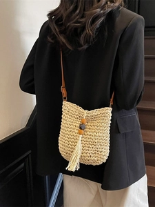 Borsa a tracolla in paglia con nappa e perline di legno per le vacanze estive