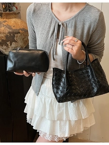 Ensemble minimaliste de sac à main tissé noir et pochette en cuir lisse pour femmes