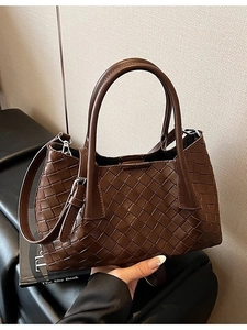 Sac seau tressé en cuir marron foncé avec poignées et fine bandoulière