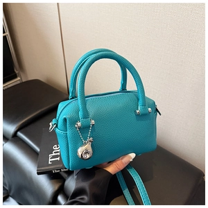 Détail du mini sac Boston en cuir litchi vert lac avec fermeture éclair métallique