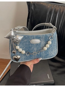 Sac sous le bras en denim bleu avec paillettes et chaîne papillon en perles
