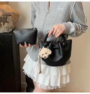 Sac seau en cuir grainé avec pendentif chien en peluche et pochette assortie