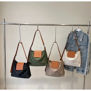 Détails de sacs fourre-tout en nylon pliés en quatre couleurs avec rabats en cuir