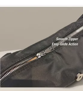 Détail de la fermeture éclair en métal et du bouton magnétique sur le sac fourre-tout