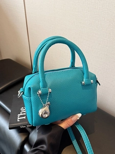 Petit Sac Boston pour Femmes en Cuir PU Motif Litchi Sac à Main Oreiller Polyvalent Sac à Bandoulière avec Pendentif