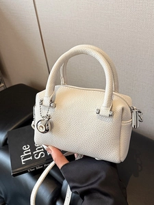 Mini sac Boston blanc en cuir grainé avec poignées et breloque boule argentée
