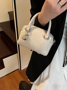 Sac à main Boston classique crème avec texture litchi et accessoires en métal argenté