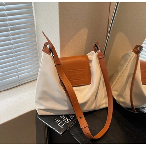Détail du cabas en tissu blanc avec rabat en cuir marron et lettrage Makeup Kitten